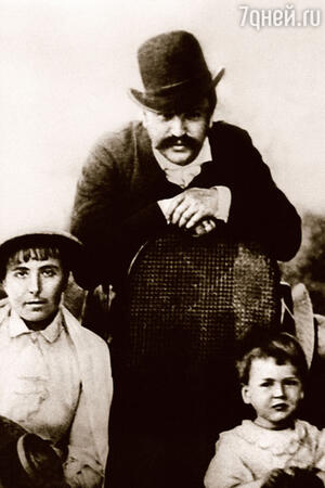 Верочка (на фото справа) с родителями. Рига, 1890 г. Верочка (на фото справа) с родителями. Рига, 1890 г.