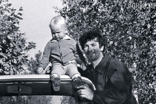 О ребенке мечтали много лет, но родить мама смогла только в тридцать девять. В долгожданном сыне Бореньке они с папой души не чаяли. Папа с Борей О ребенке мечтали много лет, но родить мама смогла только в тридцать девять. В долгожданном сыне Бореньке они с папой души не чаяли. Папа с Борей