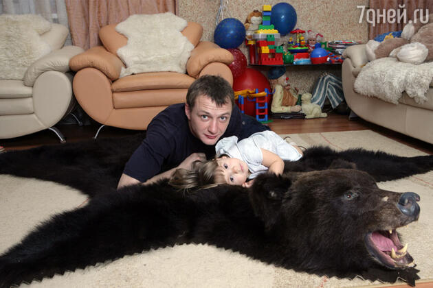 «Имя Амели для нашей дочки выбрал я. Лиза долго сомневалась. Но мне очень понравился тот французский фильм, та девчушка — главная героиня, и еще очень хотелось назвать ребенка на букву «А». Если бы родился мальчик, назвал бы его Али» «Имя Амели для нашей дочки выбрал я. Лиза долго сомневалась. Но мне очень понравился тот французский фильм, та девчушка — главная героиня, и еще очень хотелось назвать ребенка на букву «А». Если бы родился мальчик, назвал бы его Али»