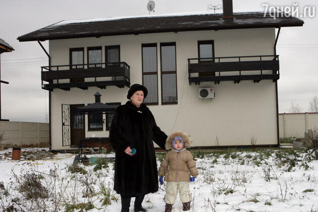 Мама Марата — Рауза Абдуловна с внучкой на прогулке возле загородного дома сына Мама Марата — Рауза Абдуловна с внучкой на прогулке возле загородного дома сына
