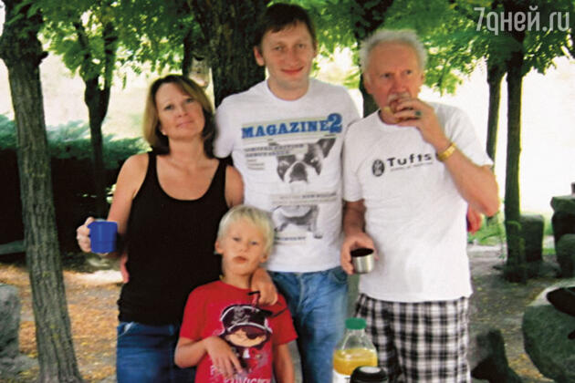 Юрий с семьей сына Юрий с семьей сына