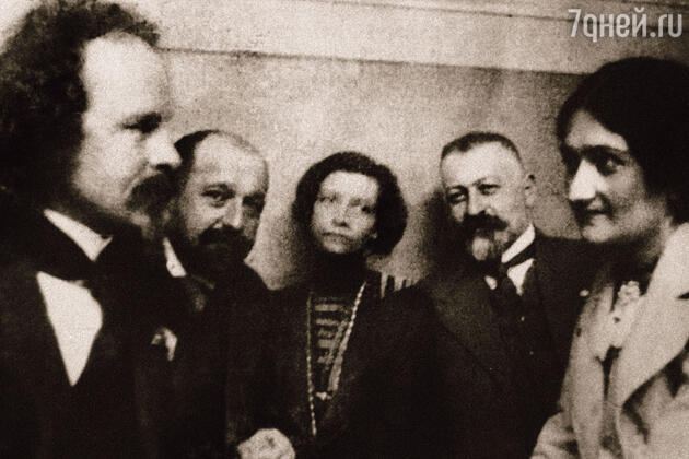 В Тбилиси жила красавица Тамара Канчели (на фото справа) — их связь с Бальмонтом тянулась больше двух лет. Константин Бальмонт, Сандро Канчели, Елена Цветковская, Тамара Канчели. Тбилиси, 1915 г. В Тбилиси жила красавица Тамара Канчели (на фото справа) — их связь с Бальмонтом тянулась больше двух лет. Константин Бальмонт, Сандро Канчели, Елена Цветковская, Тамара Канчели. Тбилиси, 1915 г.