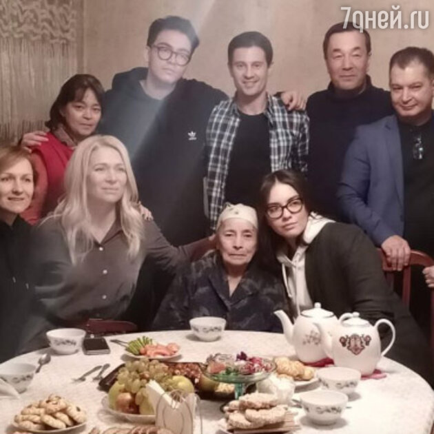 Виктория и Антон Макарские с родными Мурата Насырова Виктория и Антон Макарские с родными Мурата Насырова