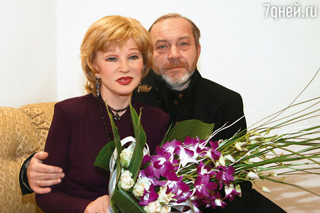 Люся понимала: я и Сенин можем существовать рядом с ней только поодиночке.
Она выбрала Сергея.... Люся понимала: я и Сенин можем существовать рядом с ней только поодиночке.
Она выбрала Сергея....