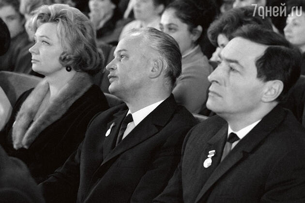 Станислав Ростоцкий с женой Ниной Меньшиковой и Вячеслав Тихонов на вручении Госпремий СССР. 1970 г. Станислав Ростоцкий с женой Ниной Меньшиковой и Вячеслав Тихонов на вручении Госпремий СССР. 1970 г.