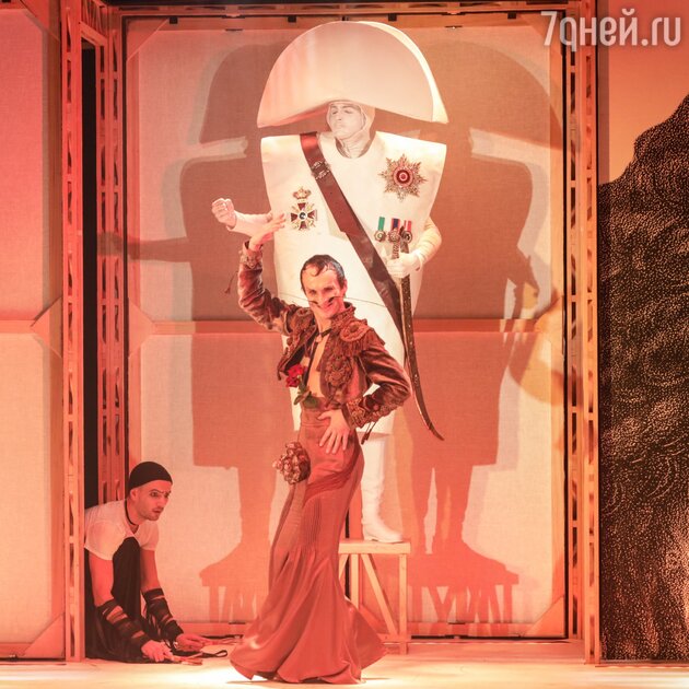 Сцена из спектакля «Мольер, avec amour» Сцена из спектакля «Мольер, avec amour»