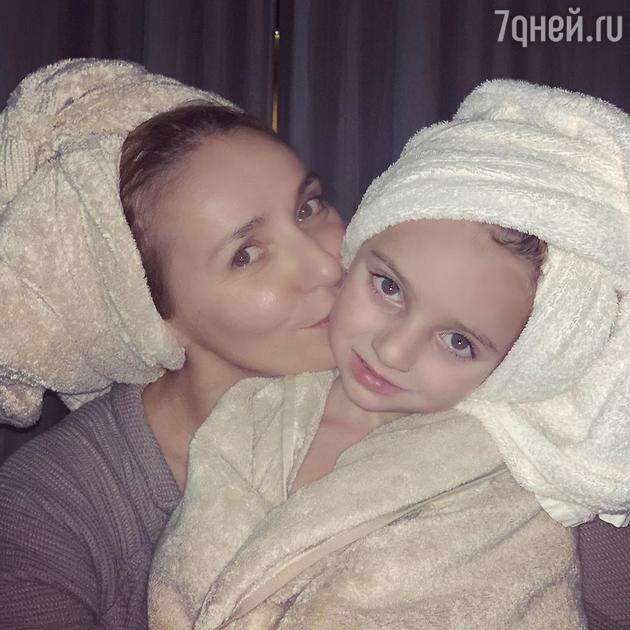 Татьяна Навка с дочкой Надеждой Татьяна Навка с дочкой Надеждой