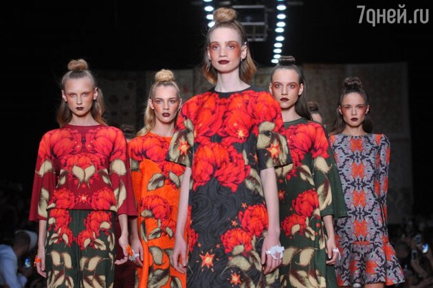Показа коллекции дизайнера Алены Ахмадуллиной на Mercedes-Benz Fashion Week Показа коллекции дизайнера Алены Ахмадуллиной на Mercedes-Benz Fashion Week