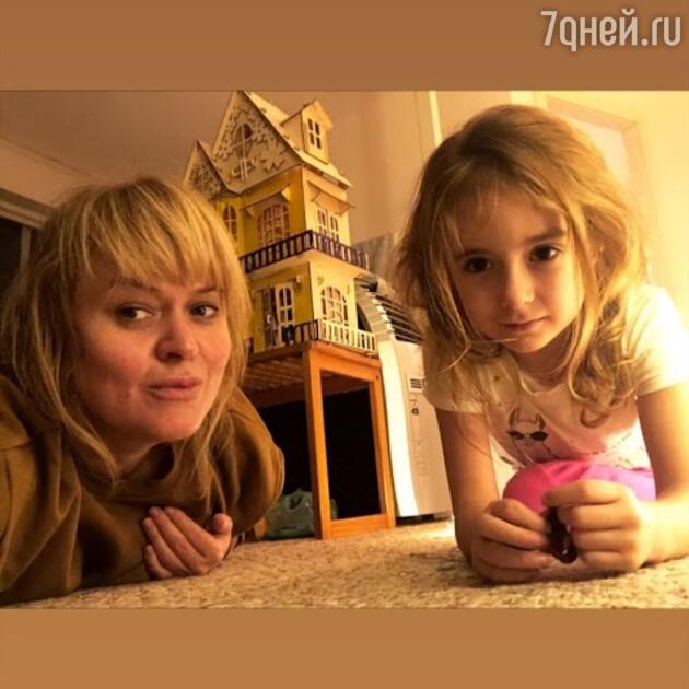Анна Михалкова с дочкой Лидией Анна Михалкова с дочкой Лидией