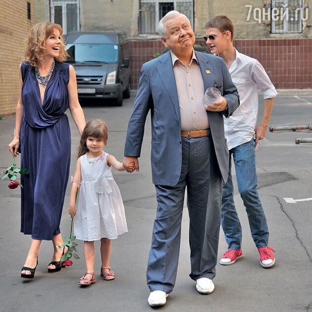 Олег Табаков с семьей перед церемонией празднования своего 75-летия Олег Табаков с семьей перед церемонией празднования своего 75-летия