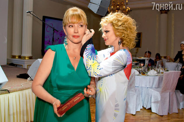 Лариса Долина помогает примерить серьги собственного дизайна — это ее подарок Лариса Долина помогает примерить серьги собственного дизайна — это ее подарок