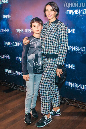 Алика Смехова с сыном Макаром Алика Смехова с сыном Макаром