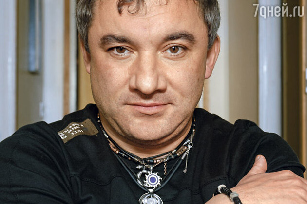 Фоменко сейчас носит странные изделия из металла на шее: то ли шурупы, то ли кольца. Как-то я поинтересовалась у него, что это такое... Фоменко сейчас носит странные изделия из металла на шее: то ли шурупы, то ли кольца. Как-то я поинтересовалась у него, что это такое...