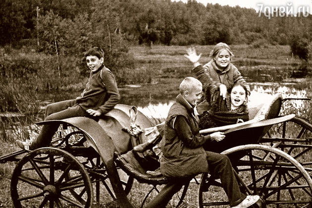 На съемках фильма «Очи черные». В бричке сидят Аня Михалкова, мой сын Тимофей и дочь Ольга, рядом Тема Михалков. Там же моих детей и крестили — в местном храме Воскресения на Дебре. Крестного искали недолго… На съемках фильма «Очи черные». В бричке сидят Аня Михалкова, мой сын Тимофей и дочь Ольга, рядом Тема Михалков. Там же моих детей и крестили — в местном храме Воскресения на Дебре. Крестного искали недолго…