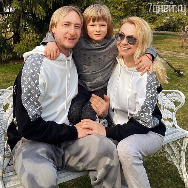 Яна Рудковская и Евгений Плющенко с сыном Сашей Яна Рудковская и Евгений Плющенко с сыном Сашей