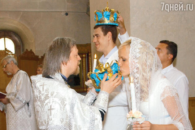«Венчается раб Божий Димитрий рабе Божией Татиане... Венчается раба Божия Татиана рабу Божиему Димитрию...» «Венчается раб Божий Димитрий рабе Божией Татиане... Венчается раба Божия Татиана рабу Божиему Димитрию...»