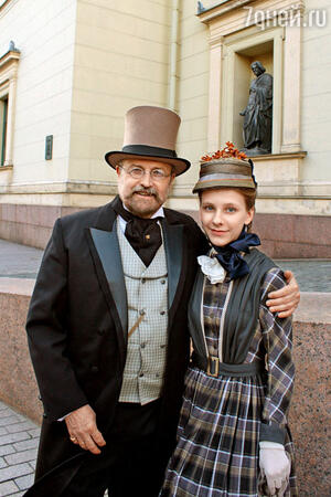 C режиссером Владимиром Хотиненко на съемках сериала «Достоевский» C режиссером Владимиром Хотиненко на съемках сериала «Достоевский»