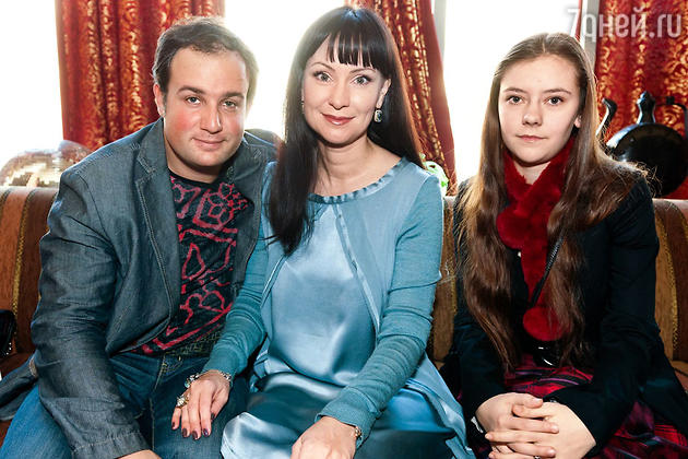 Нонна Гришаева с супругом Александром и дочерью Настей Нонна Гришаева с супругом Александром и дочерью Настей