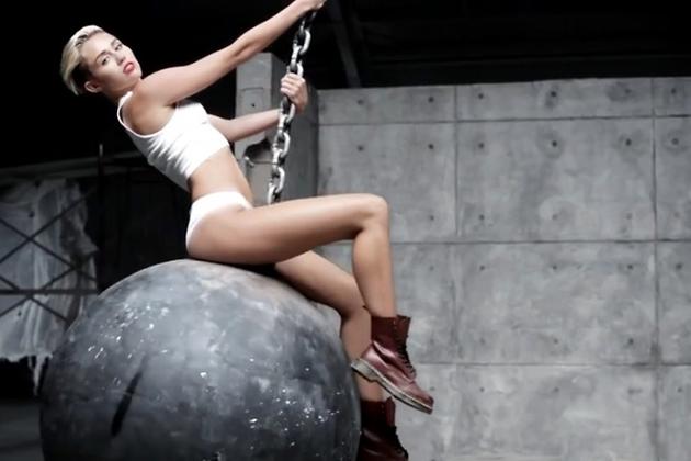Майли Сайрус в клипе «Wrecking Ball» 2013 Майли Сайрус в клипе «Wrecking Ball» 2013