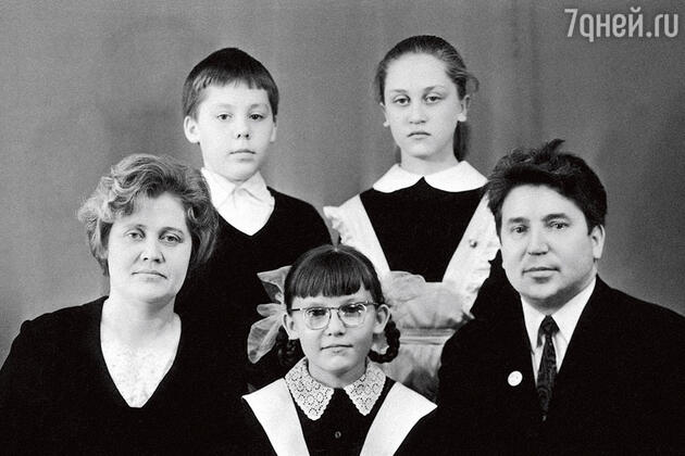«Праздники в нашей семье были в основном партийные. Мама говорила папе: «Скоро 7 Ноября, а девочкам нечего надеть!» «Праздники в нашей семье были в основном партийные. Мама говорила папе: «Скоро 7 Ноября, а девочкам нечего надеть!»
