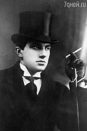 Доказать, что ему не 16 лет, а больше, следствию не удалось. Маяковского отпустили, и он решил больше не дергать судьбу за усы... Доказать, что ему не 16 лет, а больше, следствию не удалось. Маяковского отпустили, и он решил больше не дергать судьбу за усы...
