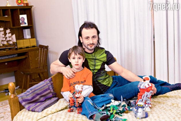 «Мартин привык, что большую часть времени с ним проводит мама, а папа бывает нечасто. Никаких вопросов мне пока не задавал. Когда подрастет, наверное, я смогу ему объяснить, что произошло» «Мартин привык, что большую часть времени с ним проводит мама, а папа бывает нечасто. Никаких вопросов мне пока не задавал. Когда подрастет, наверное, я смогу ему объяснить, что произошло»