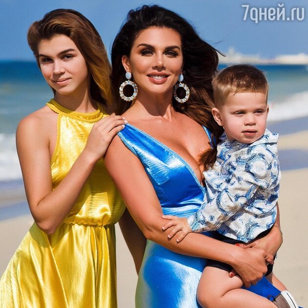 Анна Седокова с дочкой Алиной и сыном Гектором Анна Седокова с дочкой Алиной и сыном Гектором