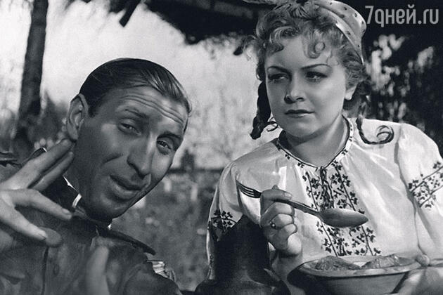 С Сергеем Филипповым в фильме «Беспокойное хозяйство». 1946 г. С Сергеем Филипповым в фильме «Беспокойное хозяйство». 1946 г.