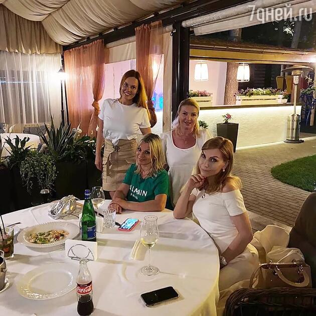 Ирина Салтыкова с подругами - фото Ирина Салтыкова с подругами - фото