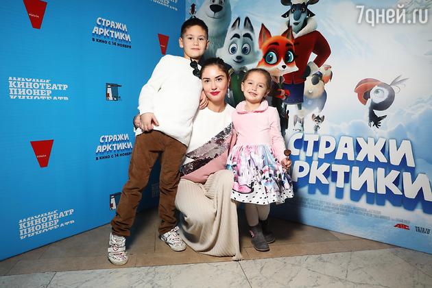 Агата Муцениеце с детьми Агата Муцениеце с детьми