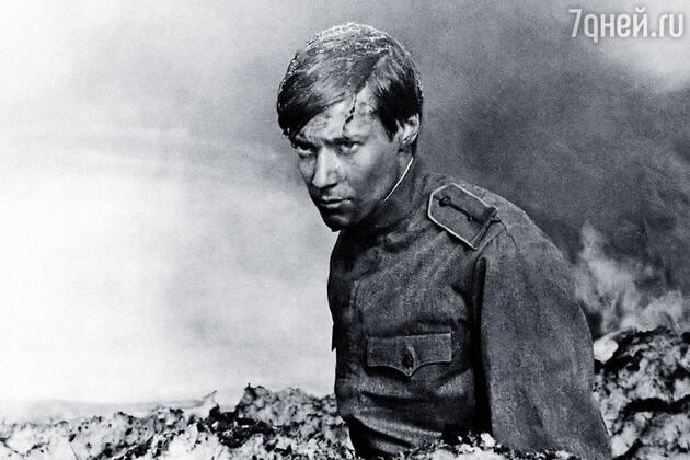 Та самая сцена, где мой герой гибнет под гусеницами танка Та самая сцена, где мой герой гибнет под гусеницами танка