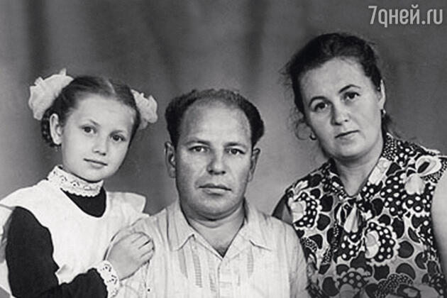 Тая с родителями — мамой Ниной Даниловной и папой Николаем Дмитриевичем. 1975 г. Тая с родителями — мамой Ниной Даниловной и папой Николаем Дмитриевичем. 1975 г.