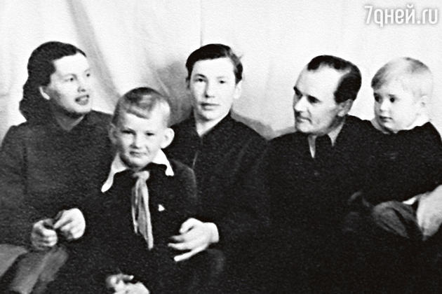 Саша Абдулов (крайний справа) с мамой Людмилой Александровной, братьями Володей и Робертом и отцом Гавриилом Даниловичем. 1956 г. Саша Абдулов (крайний справа) с мамой Людмилой Александровной, братьями Володей и Робертом и отцом Гавриилом Даниловичем. 1956 г.