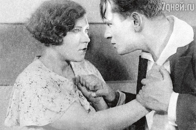 Клавдия Шульженко с мужем в фильме «Кто твой друг». 1934 г. Клавдия Шульженко с мужем в фильме «Кто твой друг». 1934 г.