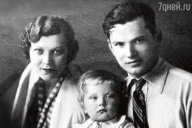 Клавдия Шульженко с мужем и сыном. Середина 30-х годов Клавдия Шульженко с мужем и сыном. Середина 30-х годов