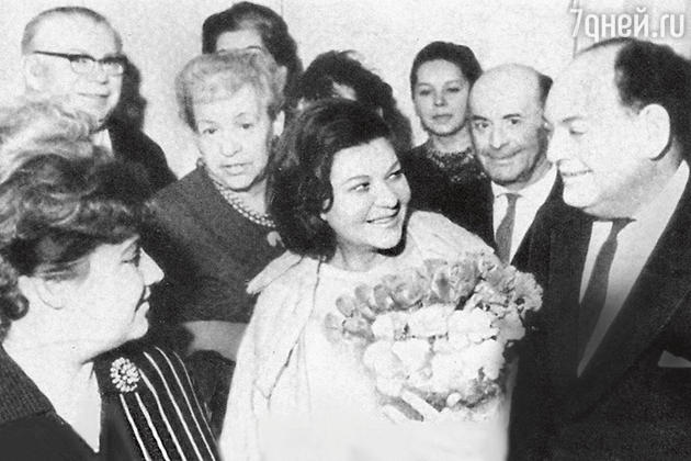«После того как произошла ссора с Фурцевой, маму перестали приглашать на серьезные концерты, да и пластинки изъяли из продажи. Прошло немало лет, прежде чем ей помог Брежнев». Клавдия Шульженко с участниками концерта в Доме актера. 1960-е годы «После того как произошла ссора с Фурцевой, маму перестали приглашать на серьезные концерты, да и пластинки изъяли из продажи. Прошло немало лет, прежде чем ей помог Брежнев». Клавдия Шульженко с участниками концерта в Доме актера. 1960-е годы