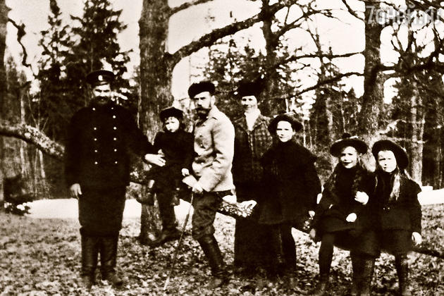 Николай II с дочерьми Татьяной, Марией, Анастасией и их няней, наследником престола Алексеем и его дядькой боцманом Андреем Деревенько Николай II с дочерьми Татьяной, Марией, Анастасией и их няней, наследником престола Алексеем и его дядькой боцманом Андреем Деревенько