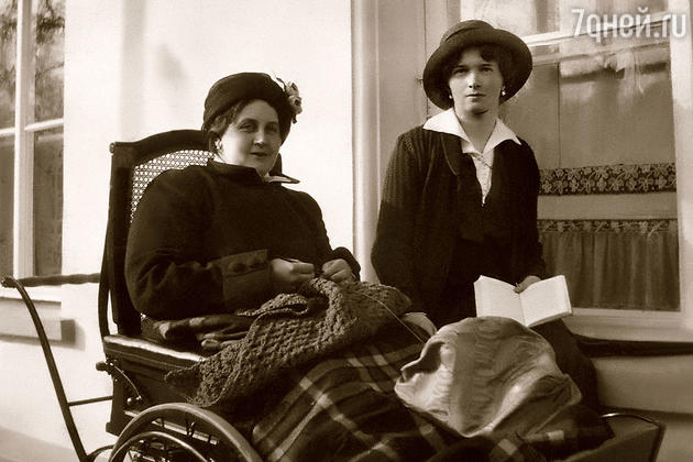 Фрейлина Анна Вырубова (слева) с Великой княжной Ольгой Фрейлина Анна Вырубова (слева) с Великой княжной Ольгой