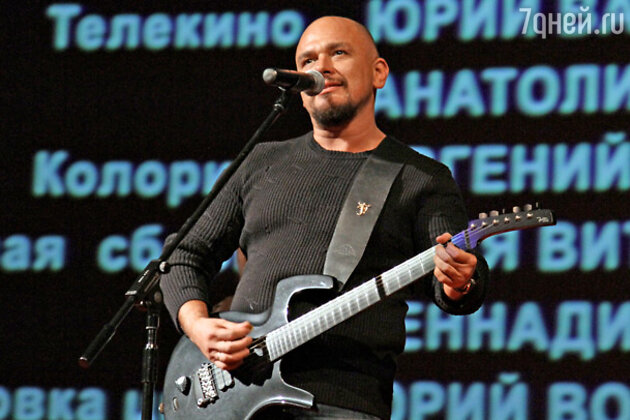 После сеанса на сцене появился певец Сергей Трофимов, который под финальные титры исполнил заглавную песню фильма «Ярослав» – «Царство Божие» После сеанса на сцене появился певец Сергей Трофимов, который под финальные титры исполнил заглавную песню фильма «Ярослав» – «Царство Божие»