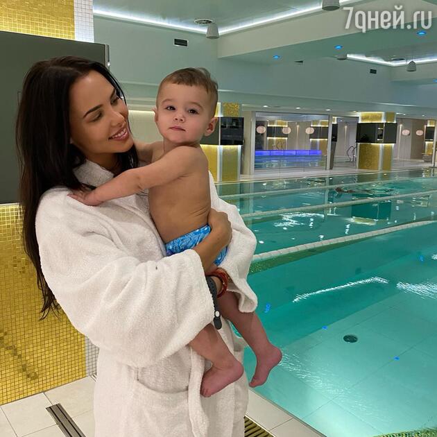 Анастасия Решетова позирует с сыном Ратмиром Анастасия Решетова позирует с сыном Ратмиром