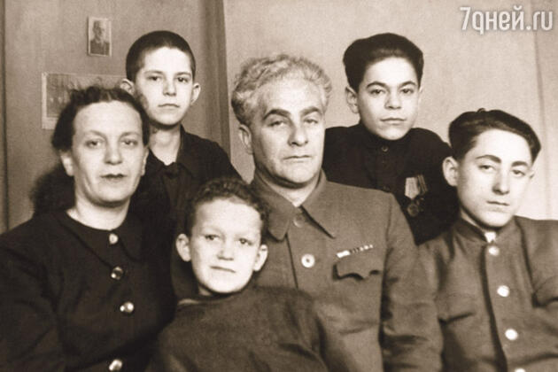 В 1946 году мама вышла замуж за Михаила Михайловича Раппопорта. Я любил своего отчима и называл его не иначе как батя. (Ида Исаевна и Михаил Михайлович с детьми) В 1946 году мама вышла замуж за Михаила Михайловича Раппопорта. Я любил своего отчима и называл его не иначе как батя. (Ида Исаевна и Михаил Михайлович с детьми)