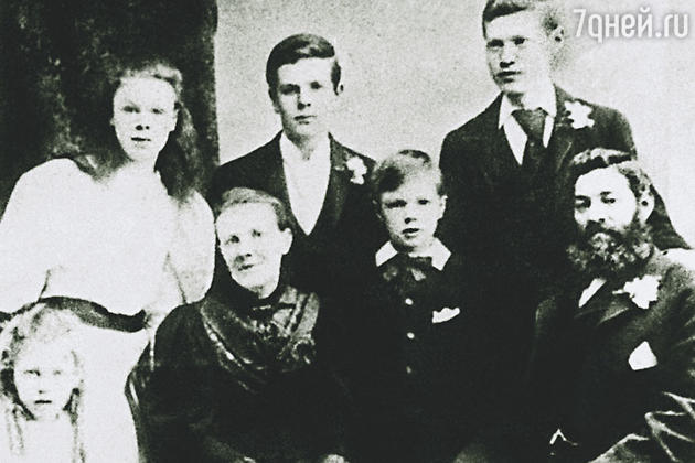 Лидия Лоуренс, мать Дэвида, костьми легла, чтобы в 13 лет сын не пошел работать на шахту. На фото: миссис Лоуренс с мужем и детьми Адой, Эмили, Бертом, Джорджем и Эрнстом Лидия Лоуренс, мать Дэвида, костьми легла, чтобы в 13 лет сын не пошел работать на шахту. На фото: миссис Лоуренс с мужем и детьми Адой, Эмили, Бертом, Джорджем и Эрнстом