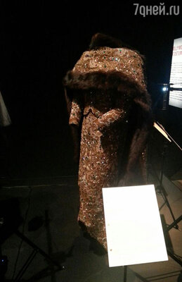       Victoria and Albert museum   Holywood costume