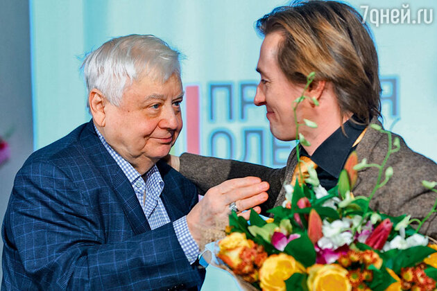 Когда Безруков написал заявление об уходе из «Табакерки», Олег Табаков обнял его по-отечески и напутствовал: «Держись, Серега!» Когда Безруков написал заявление об уходе из «Табакерки», Олег Табаков обнял его по-отечески и напутствовал: «Держись, Серега!»