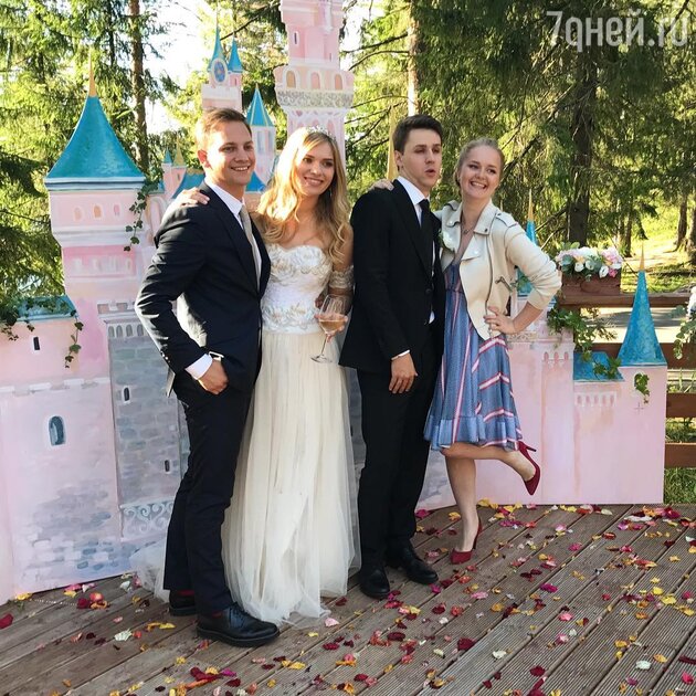 Анна Тарасова и Алексей Мышинский с друзьями Анна Тарасова и Алексей Мышинский с друзьями