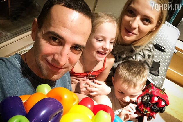 Екатерина Вилкова с мужем Ильей Любимовым и детьми Павлой и Петром Екатерина Вилкова с мужем Ильей Любимовым и детьми Павлой и Петром