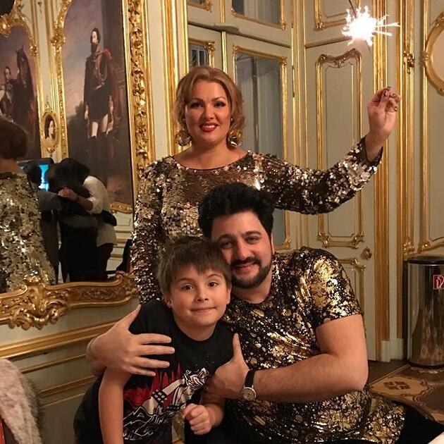 Анна Нетербко с сыном Тьяго и мужем Юсифом Эйвазовым Анна Нетербко с сыном Тьяго и мужем Юсифом Эйвазовым