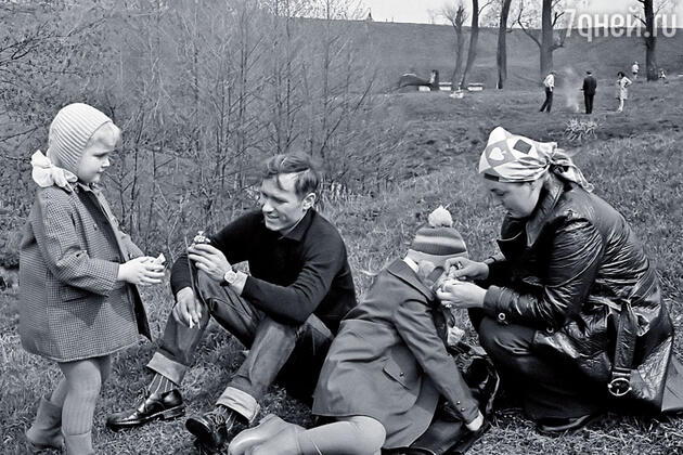 Маша и я с родителями на пикнике, Бронницы, 1974 год Маша и я с родителями на пикнике, Бронницы, 1974 год