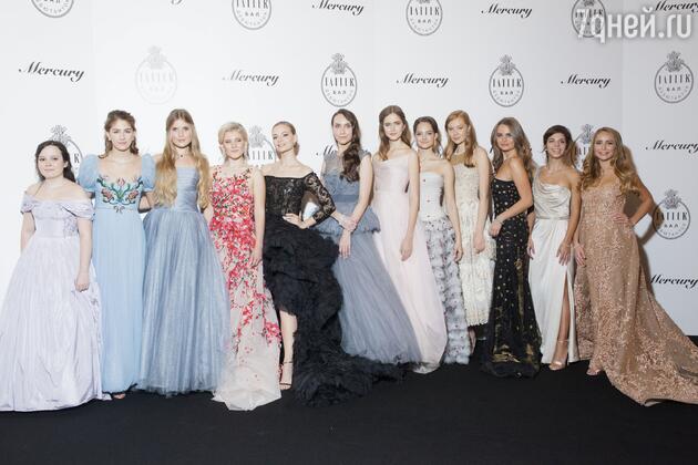 Бал дебютанток Tatler 2017 (слева дочь Андрея Макаревича Аня Рождественская) Бал дебютанток Tatler 2017 (слева дочь Андрея Макаревича Аня Рождественская)