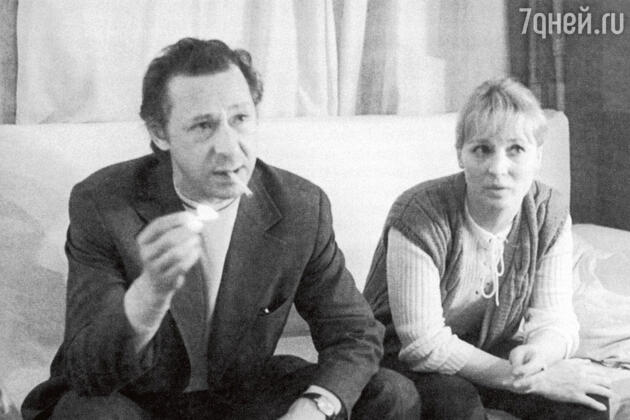 «Семейное счастье, взаимная верность — все это было не для Олега. Мельтешение на кухне, забота, женское воркование ему всегда были в тягость». (Олег Ефремов с женой Аллой Покровской. 1973 г.) «Семейное счастье, взаимная верность — все это было не для Олега. Мельтешение на кухне, забота, женское воркование ему всегда были в тягость». (Олег Ефремов с женой Аллой Покровской. 1973 г.)